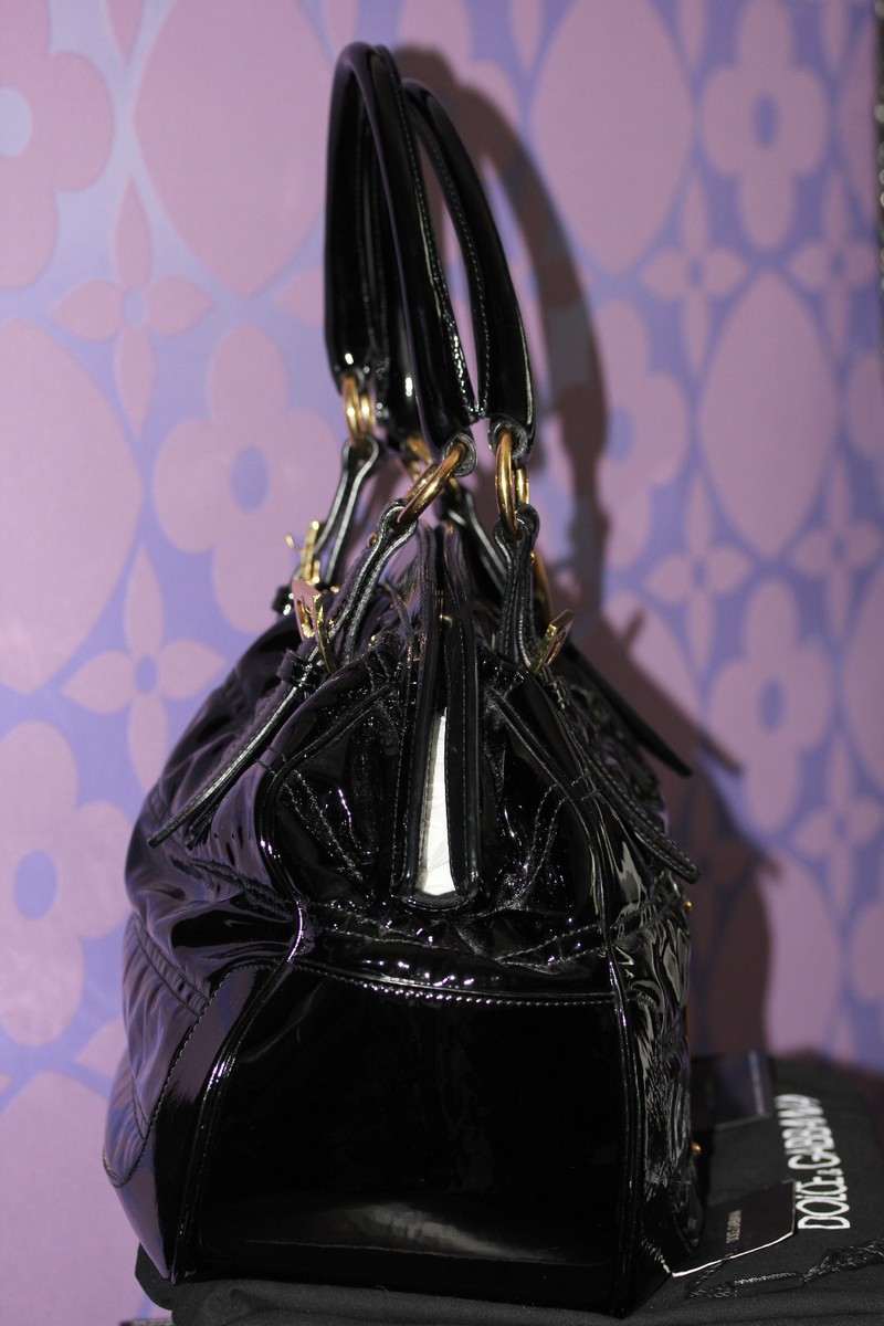Dolce & Gabbana パーティーバッグ 黒 ベルベット DOLCE & GABBANA Black Patent Leather HUGE *Gold Badge* Logo