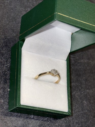 9ct Gold 10 Point Diamond Cluster in Beautiful Condition, Size O - Picture 3 of 9