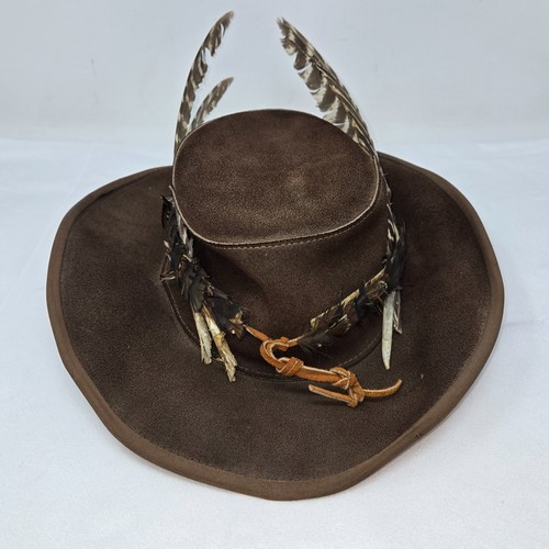 DE COLECCIÓN SKULLYS HENSCHELL MARRÓN GAMUZA CUERO SOMBRERO WESTERN CON PLUMAS EE. UU. TALLA L - Imagen 2 de 7