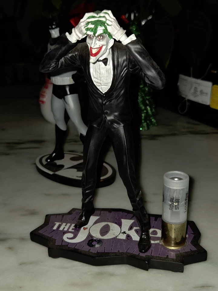 Figura de exhibición de edición limitada DC Direct Joker Statue #1478/5000 Foto 2 de 4
