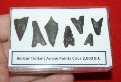 Tidikelt Steinzeit Pfeilspitze 3000 v. Chr. Jungsteinzeit Kerbspitzen in Vitrine