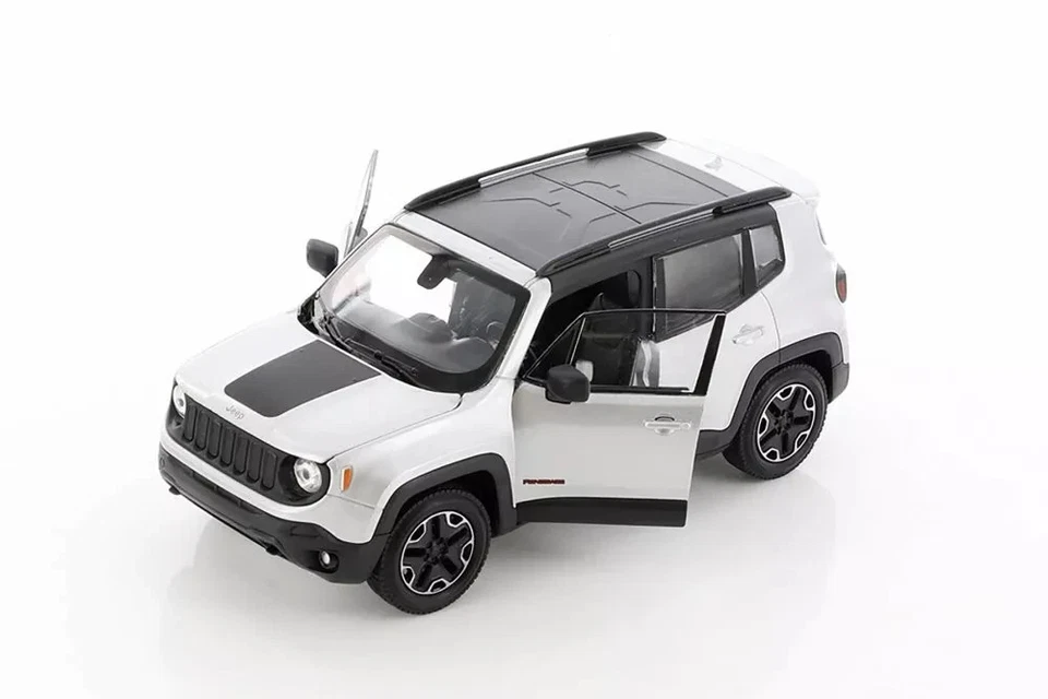 2017 Jeep Renegade Trailhawk 1/24 Scale Diecast Model by Welly - SILVER w/ BOX - Image 3 of 4