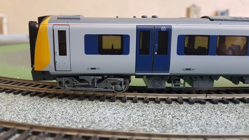 Bachmann 31-030, Class 350/1 Desiro 4-Car EMU, 350111, Apollo Silver Link - Picture 7 of 18