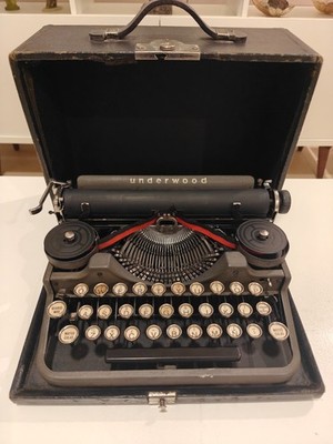 UNDERWOOD PORTABLE 3 BANK. PICA FONT.  10 CPI. SPANISH LAYOUT. MADE IN USA 1925.