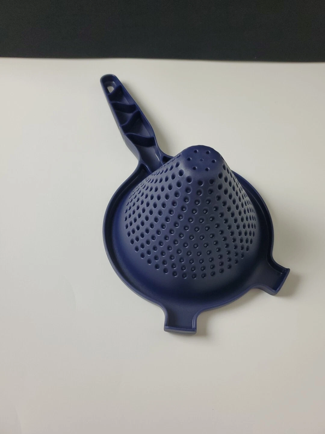 Tupperware Small Colander Fits On Top 8 Cup Measuring Pitcher Blue New