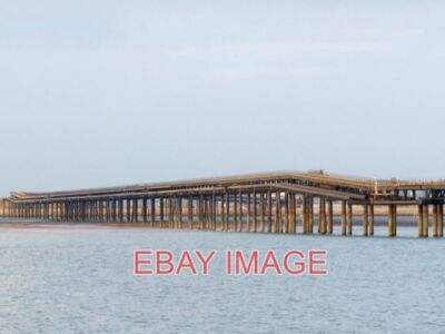 FOTO DER VERLASSENE ABENDLÄNDISCHE ERDÖLSTEG AM HOLE HAVEN (2) DIESES AUSSERGEWÖHNLICHE