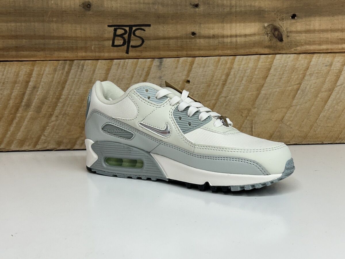 Women’s Nike Air Max 90 SE “Metallic Silver” Size-8 White Silver (FN6948  100)