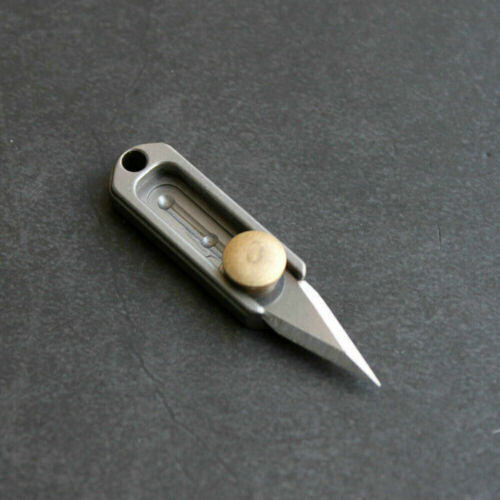 Ciondolo Portachiavi Lega di Titanio Ottone Mini Coltello Lama EDC STRUMENTO Sopravvivenza Fuga - Foto 5 di 14