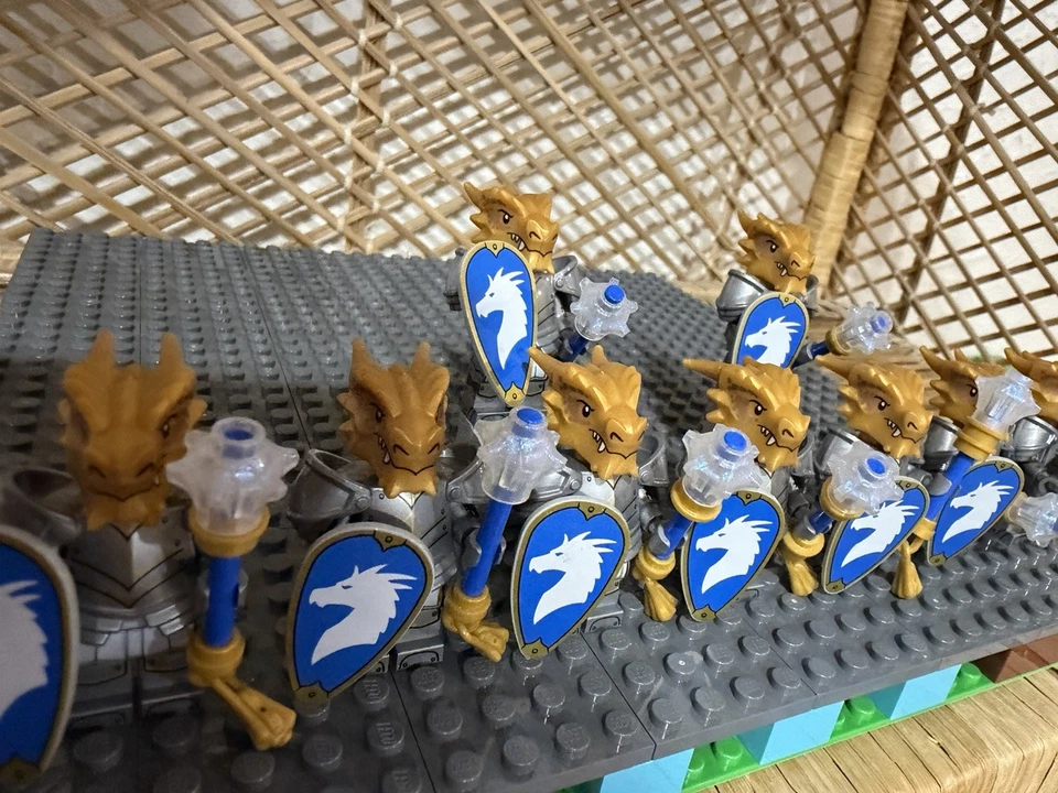 Dragonborn paladin lego CMF 71047 - Image 4 of 4