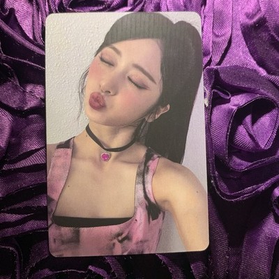 Yunjin LE SSERAFIM Black Night Celeb K-pop Girl Photo Card Pink Kiss