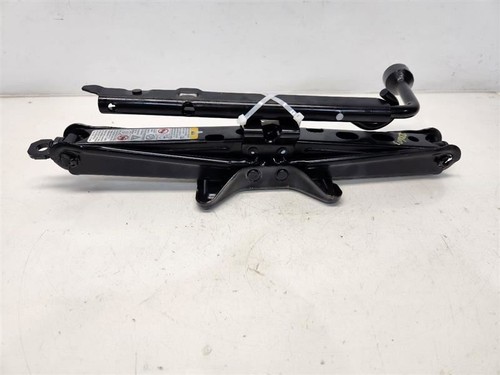 2013 Chevrolet Equinox (2.4L / AT) Emergency Jack W/ Tools - Picture 6 of 12