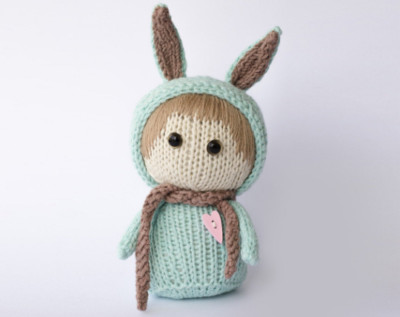 Hasenspielzeug, Handarbeit gestricktes Stofftier, Häkelpuppe, beste Ostergeschenkidee Schoß