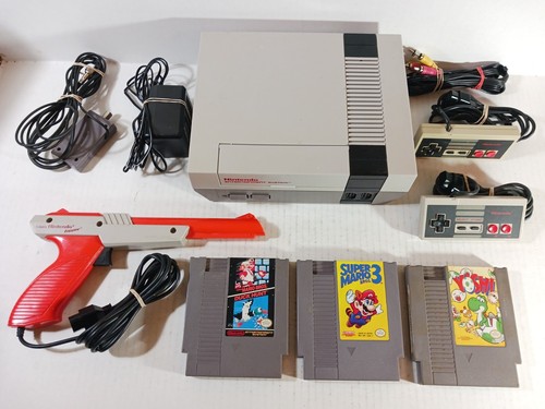NES Console Nintendo Starter Set Mario Bros 3 Yoshi Zapper Duck Hunt Lot Tested