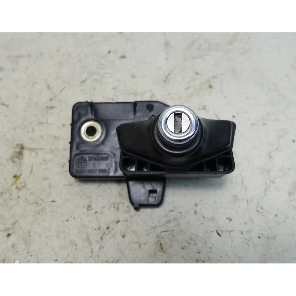 1988-1994 BMW E32 7-Series Rear Trunk Boot Latch Lock Button OEM — 第 2/4 张图片