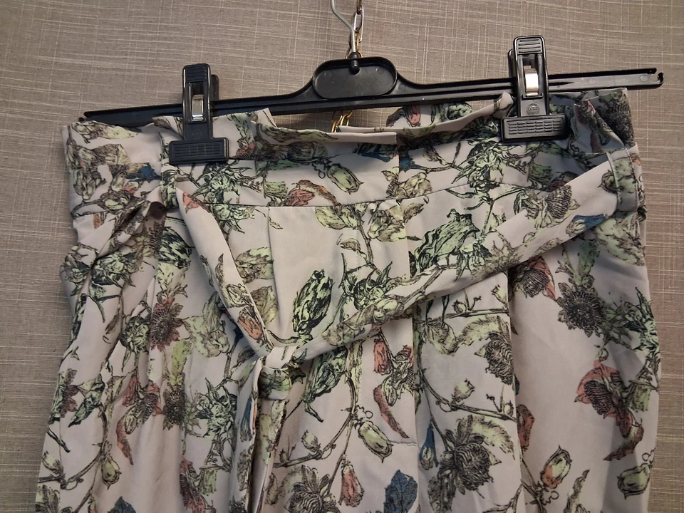Topshop Womens Shorts Size 12 Grey Floral With Belt Lightweight New - Image 2 of 4