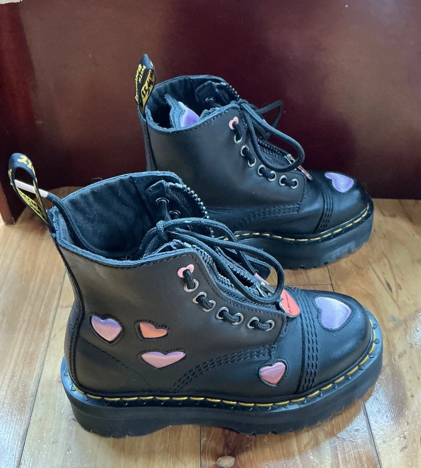 Botas Doc Dr. Martens Air Wair para mujer talla 5, diseño corazones Foto 3 de 4
