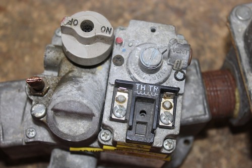 ROBERTSHAW GAS VALVE 7000DERHC 0.5 PSI W/ MAXITROL SELECTRA MODULATING VALVE - Picture 9 of 9