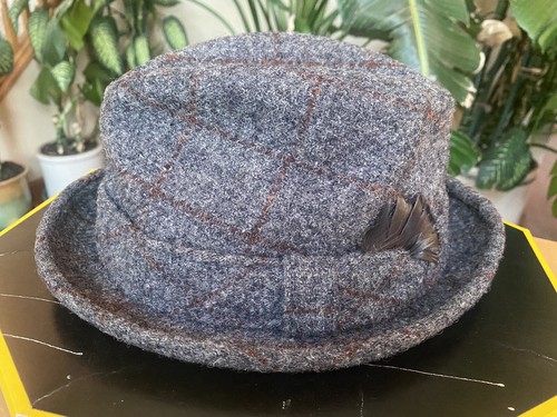 Cappello Fedora Dobbs 5th Avenue Uomo Taglia 7 Grigio Tweed Piuma NOS Fatto a Mano - Foto 2 di 8