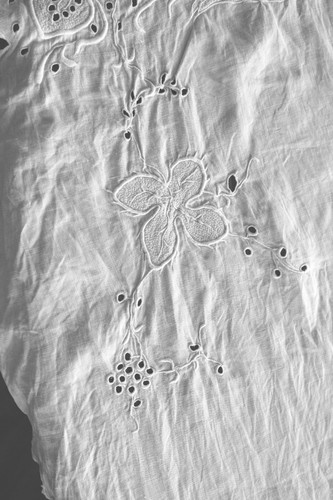 VINTAGE EARLY 20TH CENTURY HAND EMBROIDERED TABLECLOTH - Picture 3 of 6