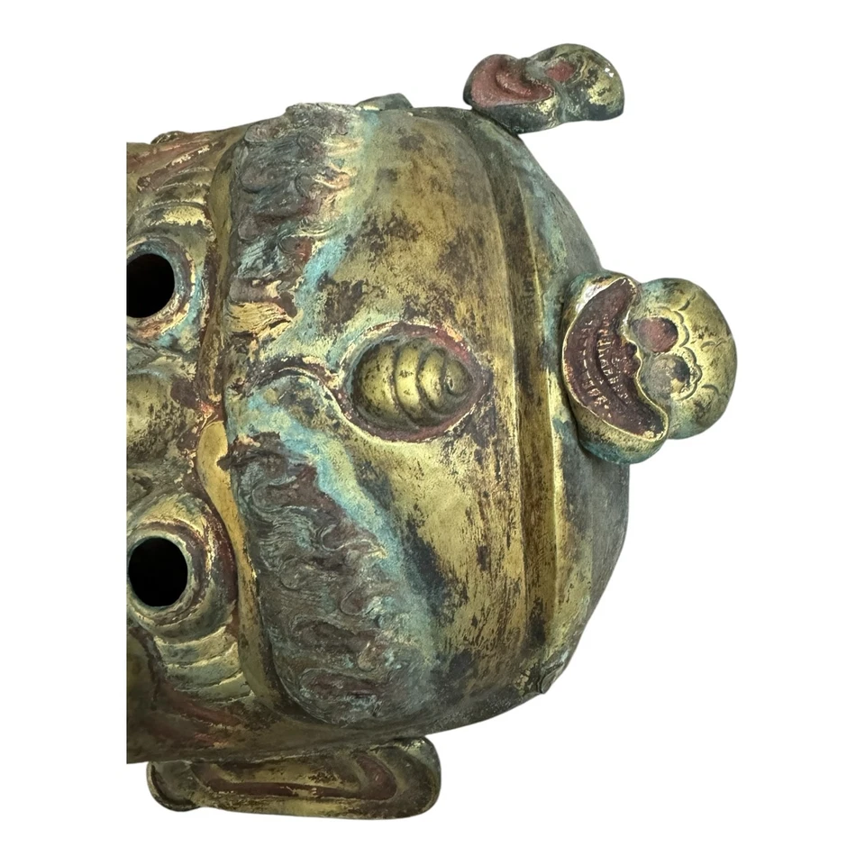 Antigua máscara ritual de bronce del Himalaya - cara de demonio dorado con calaveras Foto 4 de 4