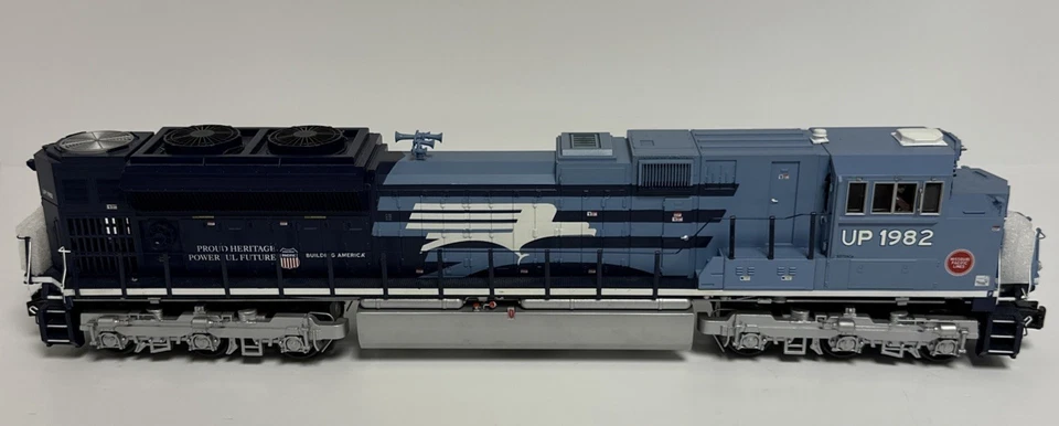 Union Pacific Heritage Series Missouri Pacific SD70ACe Diesel Engine W/Proto 2 - Image 3 of 4