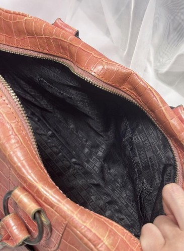 A4-Friendly Anna Sui Pink Crocodile Embossed Handbag - Picture 9 of 9