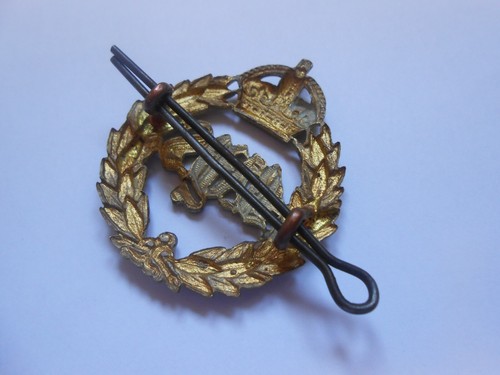 The BAYS 2ND DRAGOON GUARDS early fine cap badge with two lugs to reverse - Picture 2 of 3