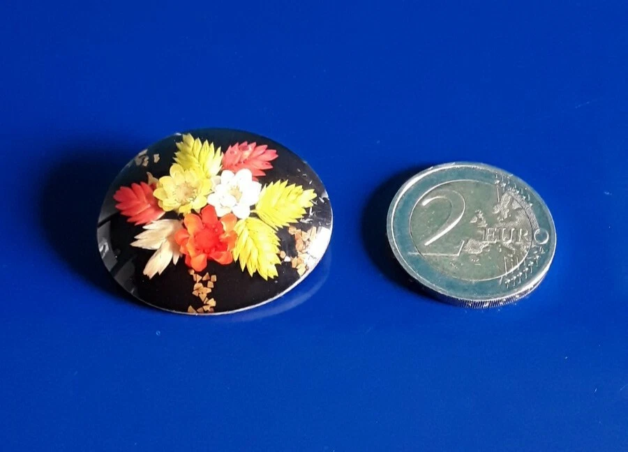 Spilla vintage "FIORI", lucite, trasparente,sfondo nero,dimensioni 2,9 x 3,5 cm. - Immagine 2 di 3