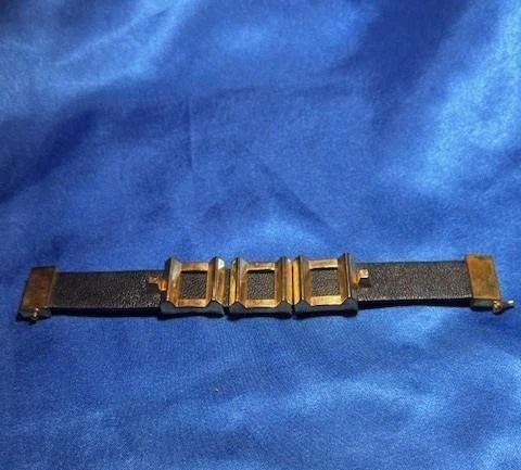 $58 Vince Camuto *Marcel* Pulsera de Cuero Negro Tono Dorado Cuadrados Cierre Magnético Foto 4 de 4