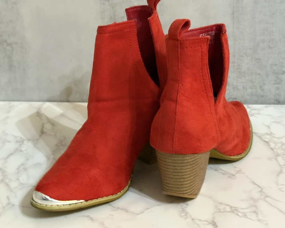 Botines sin cordones para mujer J. Adams Western - puntera puntiaguda de metal de gamuza sintética roja Foto 2 de 4