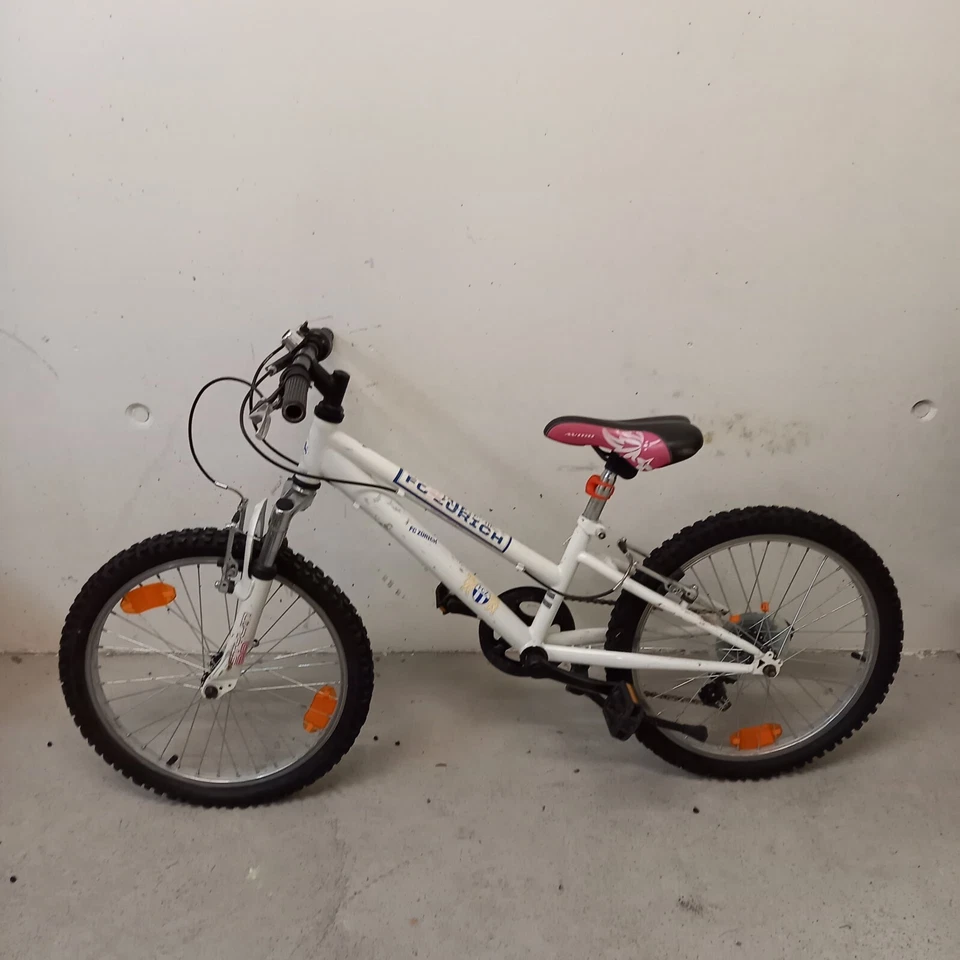 fahrrad Farbe weiss mit FCZ Stickers mit Lichter und Glocke  gute Pneus  - Bild 2 von 2