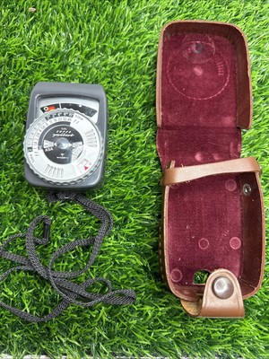 Gossen Super Pilot CdS Light Meter w/ Case Pre-Owned. Very Good.