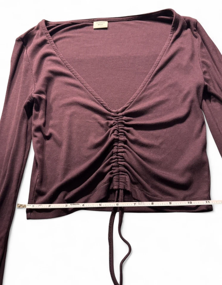 Top corto de manga larga ARITZIA Sunday Best púrpura profundo con fruncido/corbata delantera Foto 4 de 4