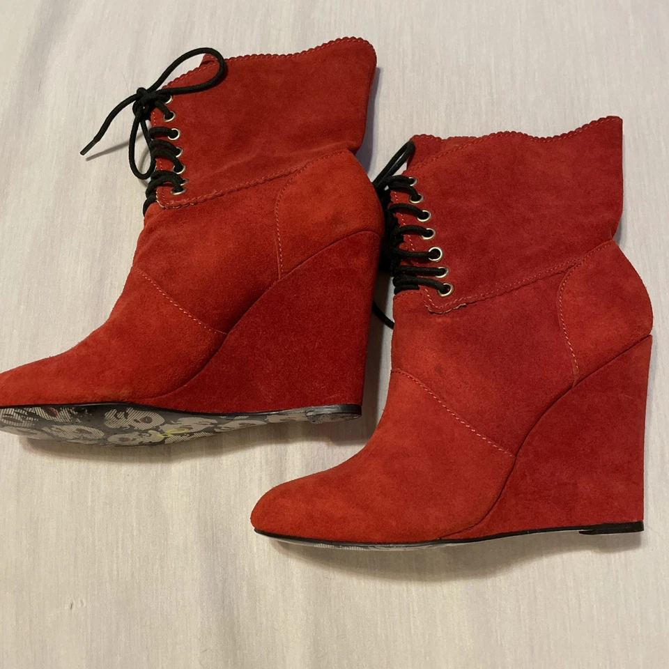 "Botines con cordones negros de gamuza roja de 4"" Betsey Johnson para dama - talla 8" Foto 3 de 4
