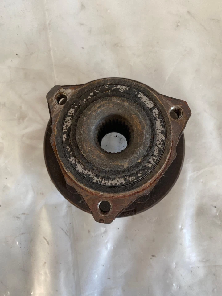 Conjunto de cojinete y buje de rueda delantera Jeep Liberty 2002-2005 lado derecho del pasajero Foto 2 de 4