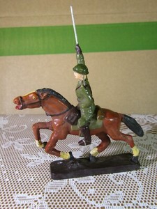Rare Lot De Soldats Jouets Belges WWII - Composition Casques Fusils - Socle 5.3cm - 1:32