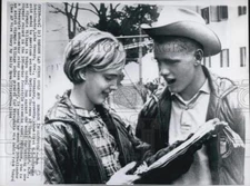 1964 Press Photo Olympic Swimmers Don Schollander Patience Sherman Gold Medal