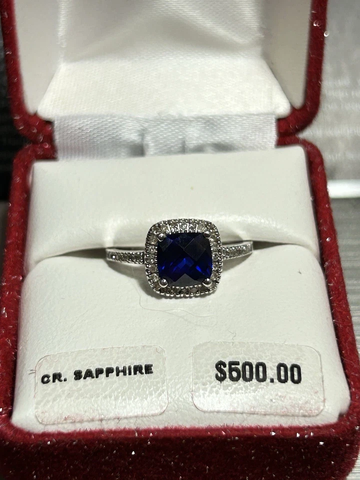 Anillo de diamantes 1/5 CTTW de zafiro azul creado en laboratorio de oro blanco de 10K de 7 mm a cuadros Foto 3 de 4