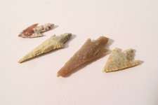 Vecchio strumento in pietra 4 punte di freccia da eredità 40 mm m HR20 stone arrow head