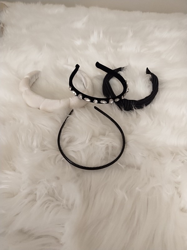Set Of Four Headbands Black And Off White Pre-owned But Not Worn