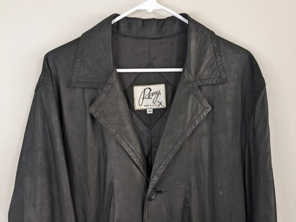 Trench coat longo feminino vintage Remy 38 bolsos de couro preto - Imagem 2 de 4