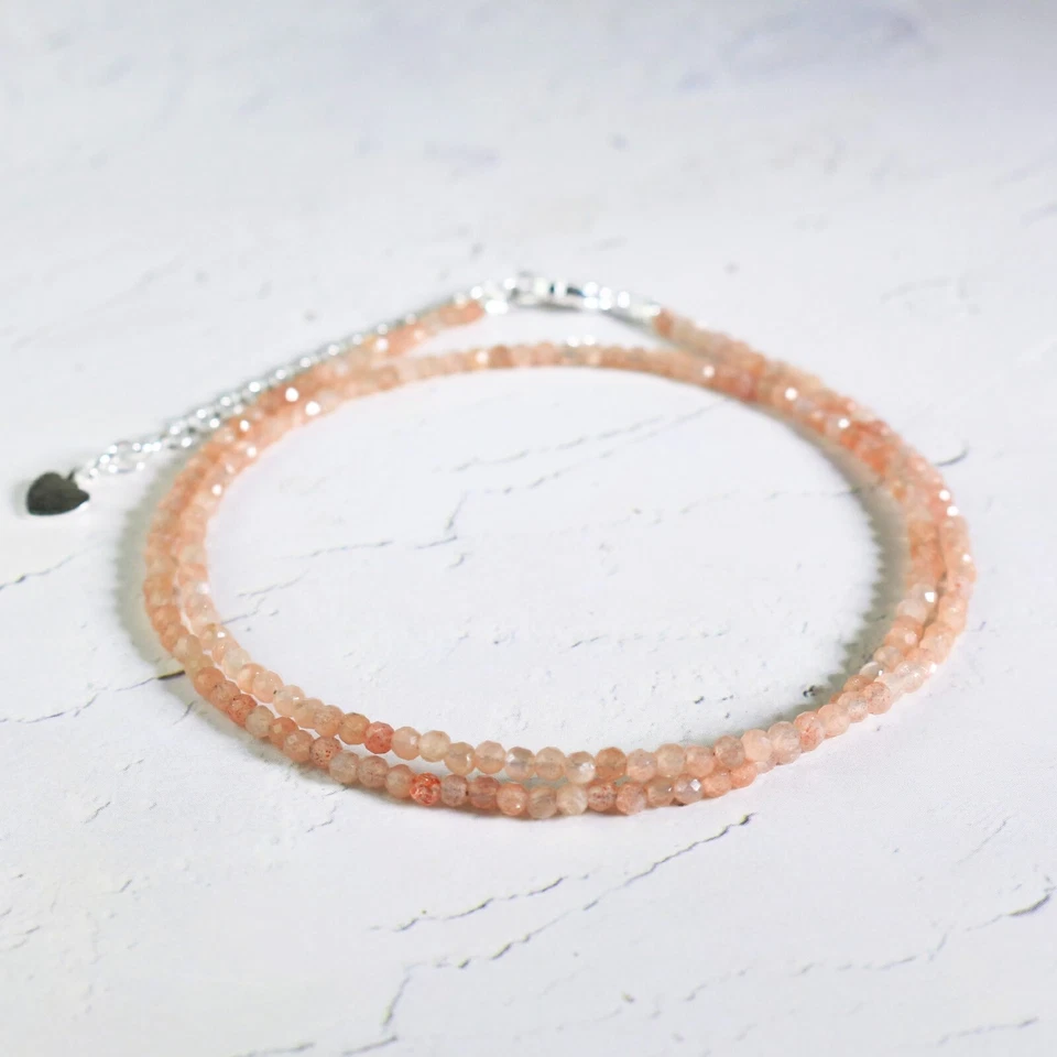 Gargantilla de cuentas pequeñas de piedra solar de 2 mm minimalista delicada curación collar de la suerte regalo Foto 3 de 4
