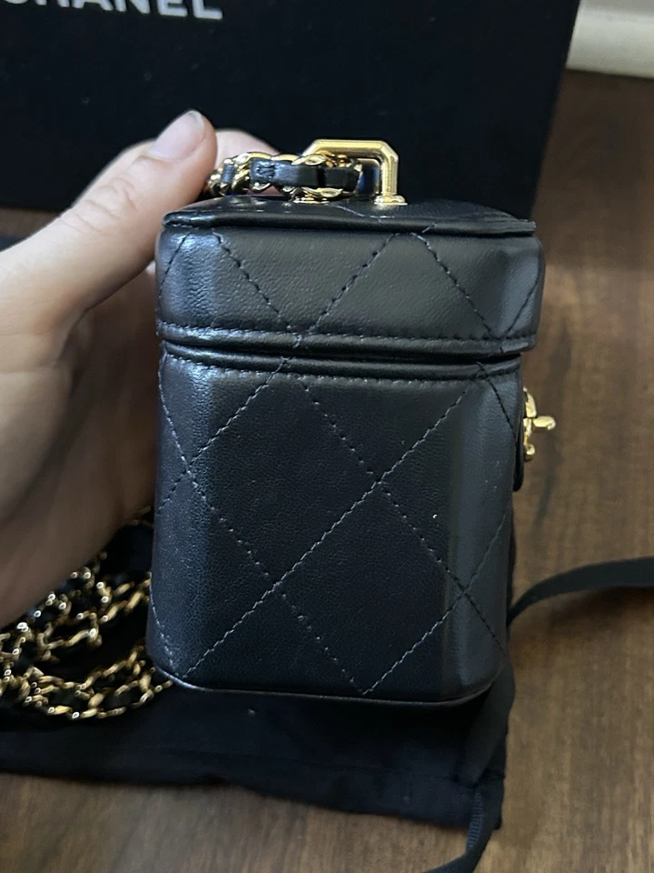 Caixa Chanel CC Turnlock vaidade com corrente acolchoada pele de cordeiro mini - Imagem 4 de 4