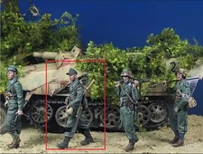 1/35 Resin WWII German Infantry Wermacht Soldier on the march w Panzerfaust T625