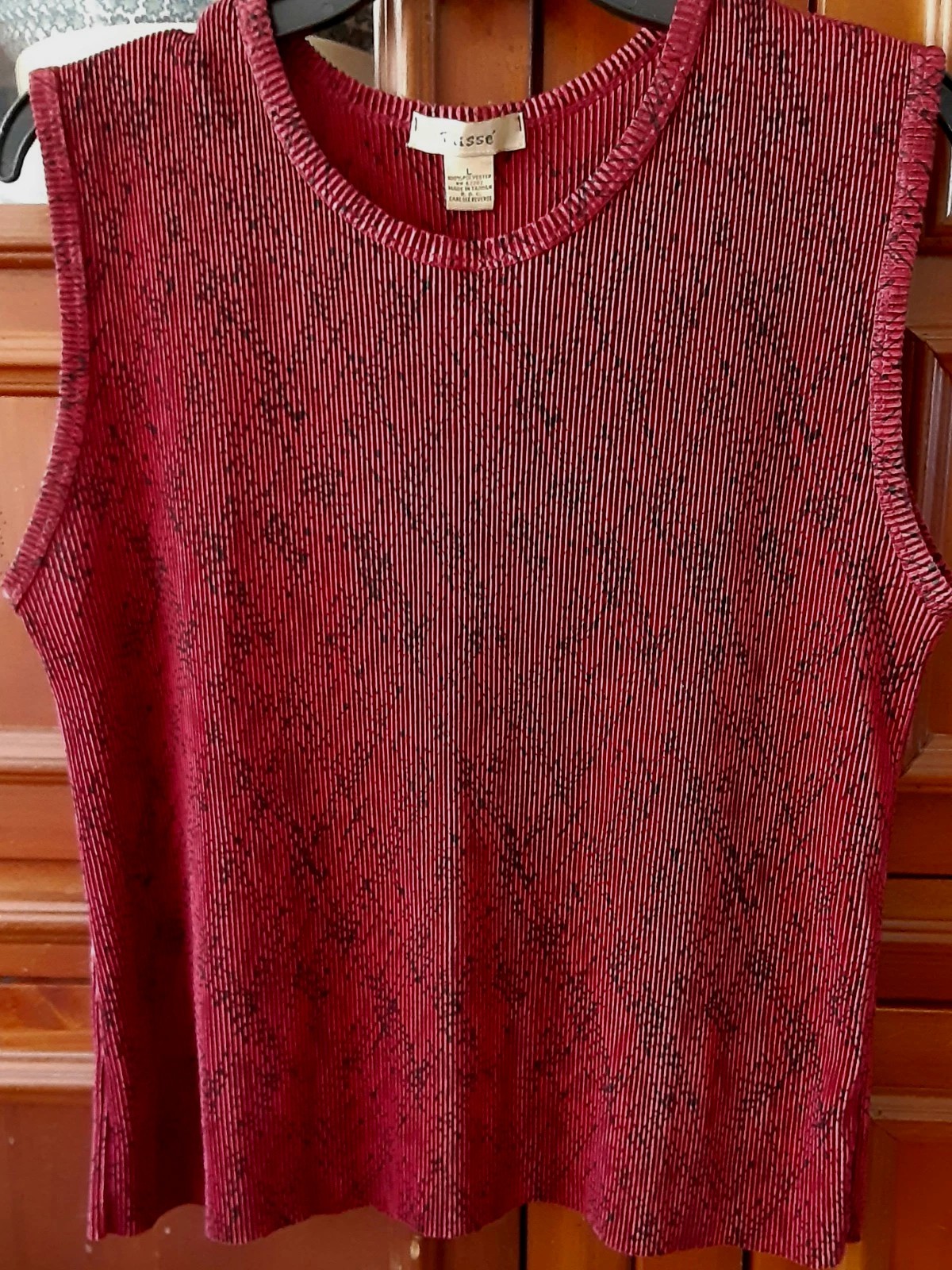 NEW PLISSE RED WITH BLACK ARTSY HARLEQUIN PRINT SLEEVELESS TOP SIZE LARGE