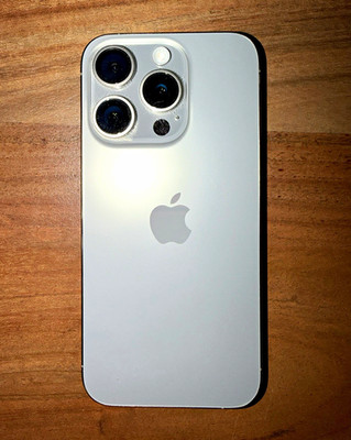 Apple iPhone 15 Pro Silber 256 GB  Smartphone mit Dreifach-Kamera