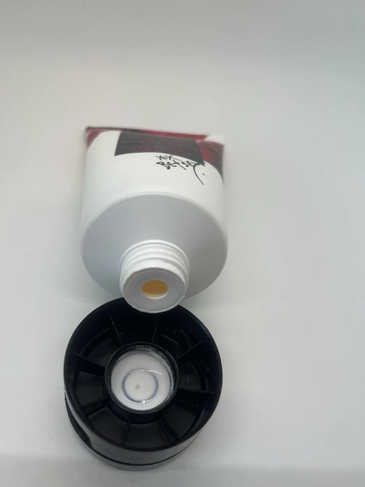 Loción corporal perfumada Betsey Johnson Vivid Roses 125 ml con manteca de karité y aceite de rosa mosqueta Foto 3 de 4