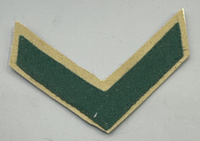Lanceur de campagne armée pakistanaise caporal chevron avec une bande verte sur marron.