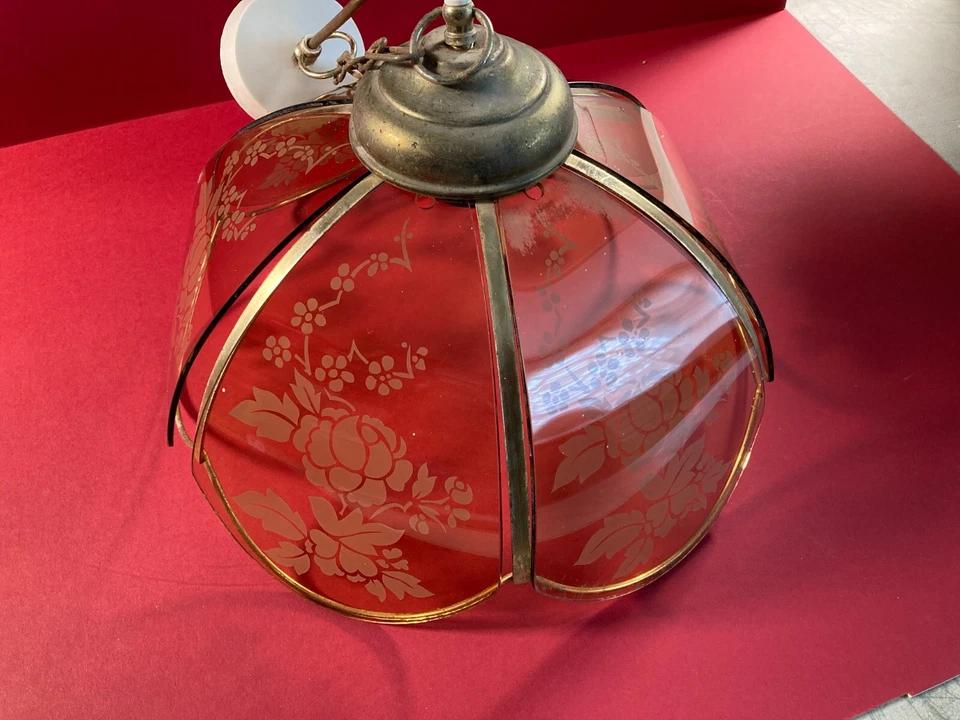 Hermosa lámpara colgante vintage con vidrio grabado y herrajes de latón Foto 2 de 4