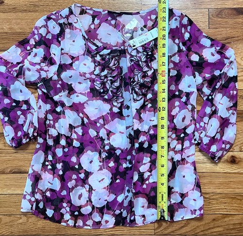 Camicetta donna East 5th viola taglia M nuova con etichette $36 volant davanti floreale stile retrò - Foto 6 di 7